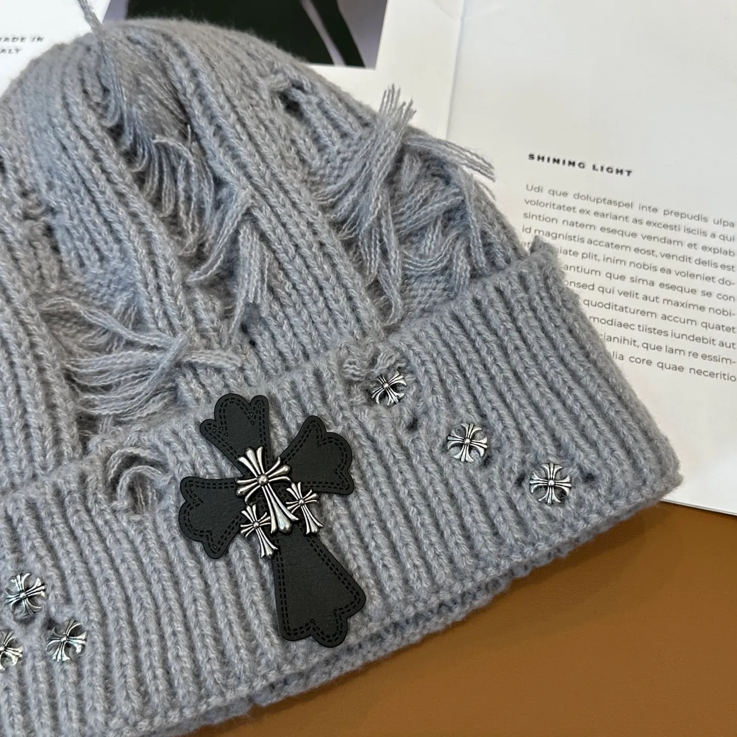 P70 🤍Chrome hearts new autumn and winter cross knitted hat🧶 One of the must-have hats in autumn and winter~ It really looks good on whoever wears it~, it is also a perfect match in black and white and gray in autumn~